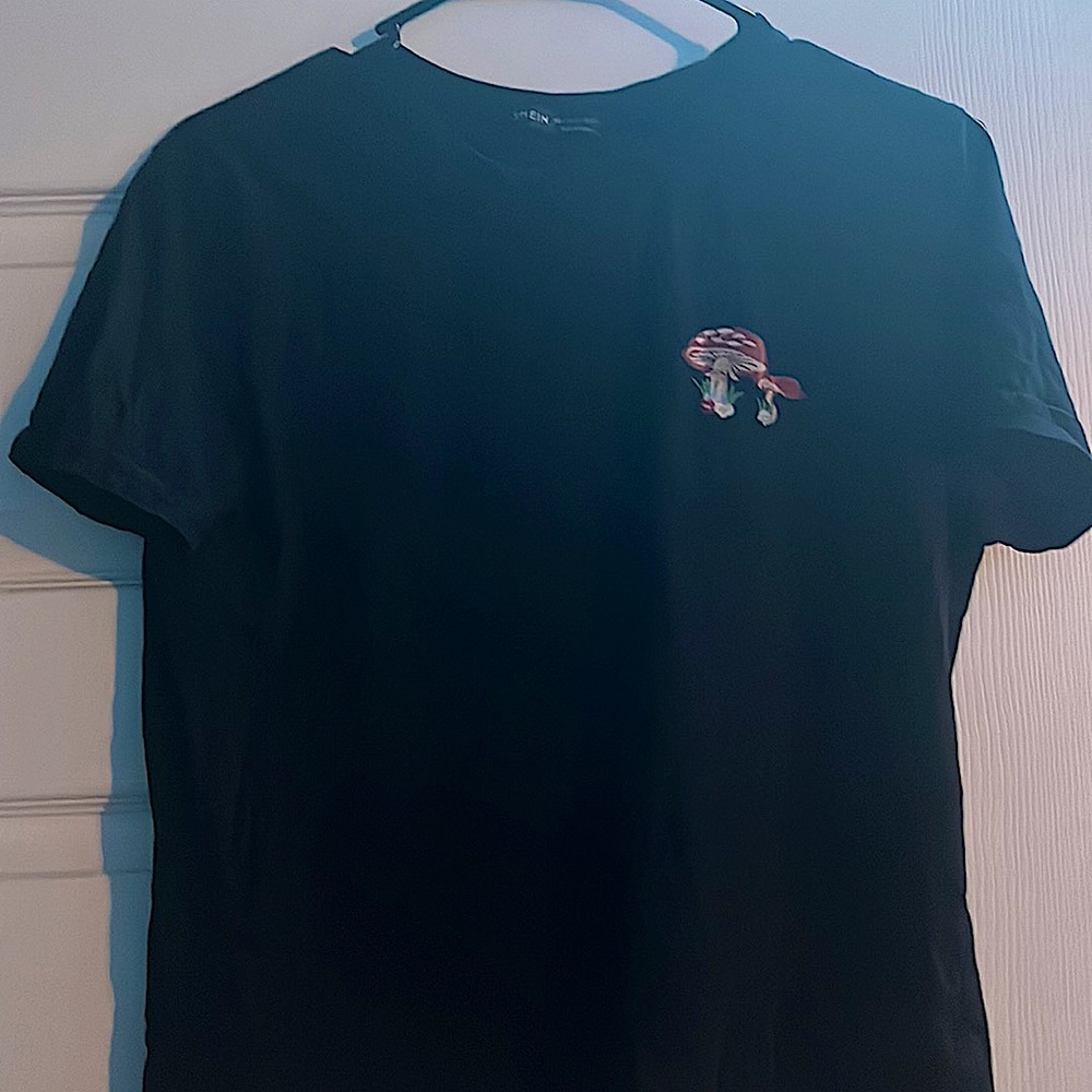 Shein mushroom shirt, mushroom is not embroidered. Size L